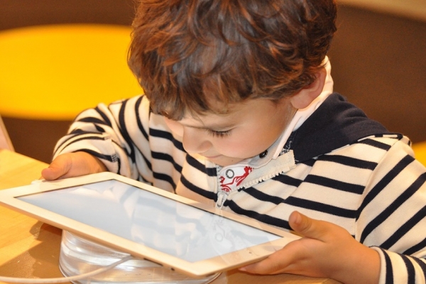 Περισσότερα ψυχολογικά προβλήματα για τα παιδιά προσχολικής ηλικίας που κάνουν μεγάλη χρήση ηλεκτρονικών συσκευών
